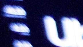 El director ejecutivo de Uber, Dara Khosrowshahi (c), toma una foto junto a uno de sus cofundadores durante la jornada de salida a bolsa. EFE/ Justin Lane