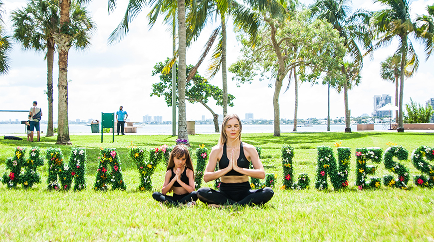 Águeda López hace yoga con su hija Mikaela
