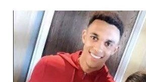 El balonero y jugador de la cantera del Liverpool Oakley Cannonier.