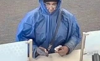 La cámara de video vigilancia muestra a la sospechosa de robo en una sucursal de Huntington Bank en el barrio de Oak Lawn