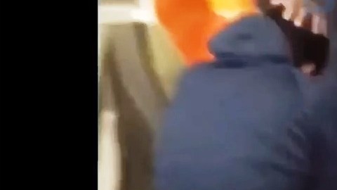 El joven intentó en vano protegerse de la golpiza