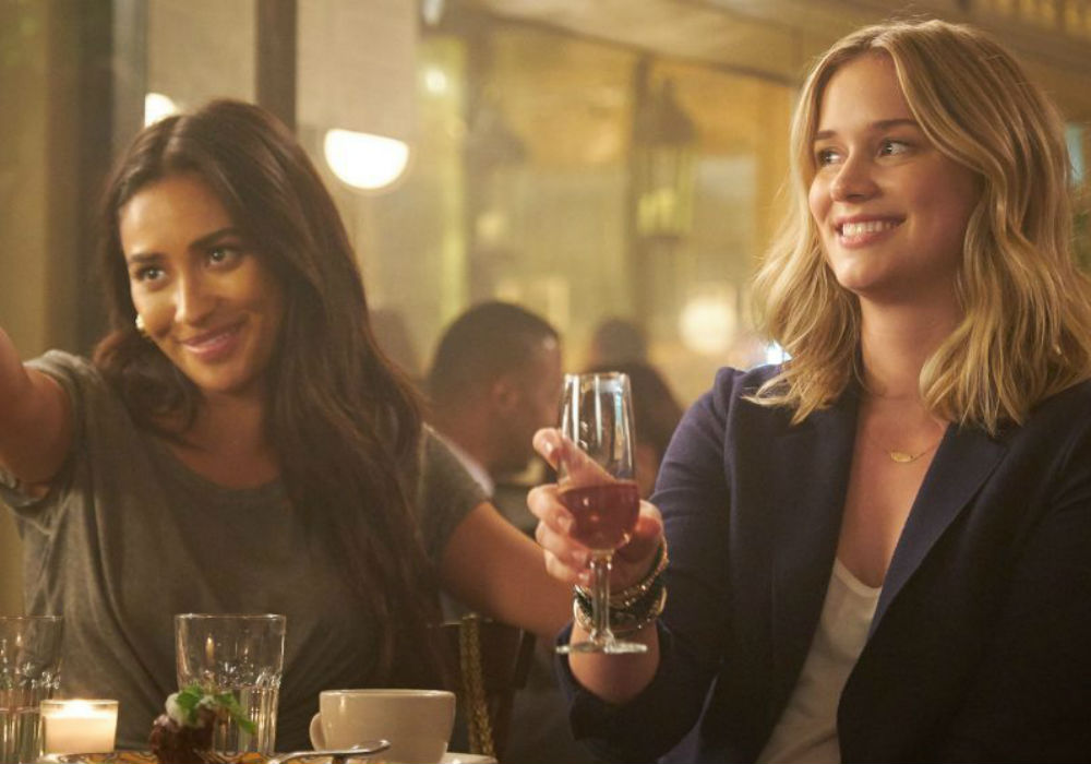Shay Mitchell y Elizabeth Lail en "You"