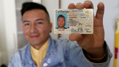 Ronnie Veliz recibió su nueva licencia este 20 de mayo, 12 días después de solicitarla. / foto: Aurelia Ventura.