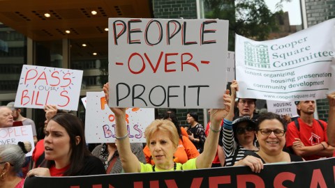 Protestan en frente de las oficinas del gobernador para que firme la ley de renta universal controlada.