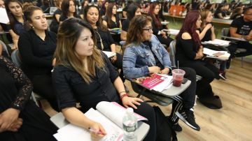 Departamento de Salud desarrolla plan de primeros auxilios en salud mental a estudiantes de cosmetologia y estilismo en la Escuela Parisiene Beauty en Queens.