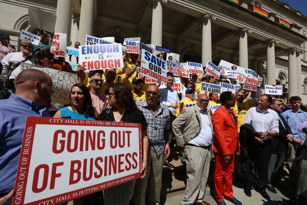 Cientos protestaron en las escalinatas del City Hall por el exceso de regulación y costos de los pequeños negocios en Nueva York./Mariela Lombard