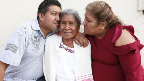 Después de tantos años, Eustolia Villamil Rosete no podía creer que estaba otra vez con sus hijos Rufino y Clara.