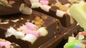 Piden aplicar un paquete sin colores a los productos azucarados.