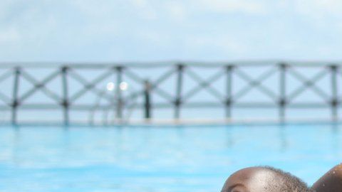 Elly Kitaly lleva a su hijo a una clase de natación.