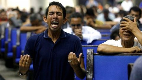 Una vigilia de 24 horas por la liberación del líder de la iglesia,