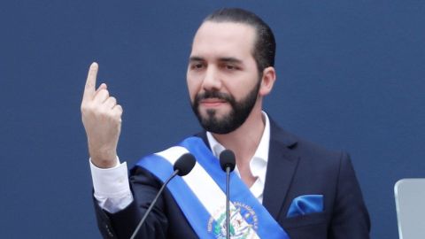 Bukele fue ordenando a sus ministros los despidos, por Twitter.