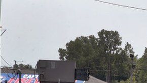 Residentes de Missouri usan un bote para regresar a casa.