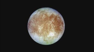 La luna Europa de Júpiter tienen tonalidades amarillas.