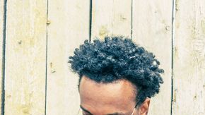 El uso de celulares está generando una protuberancia en la base del cráneo.