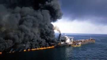 Ya antes se vieron barcos petroleros ardiendo en el estrecho de Ormuz.