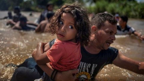 Ahora los migrantes viajan en familias.