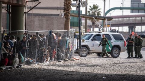 Los centros de detención de migrantes están desbordados.