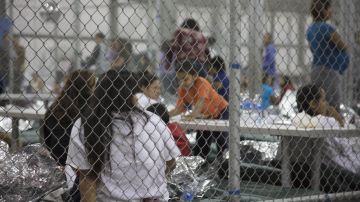 Inmigrantes en el Centro de Procesamiento Central de la Patrulla fronteriza en McAllen, Texas.