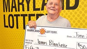 James Blanchette con su gran premio de lotería.