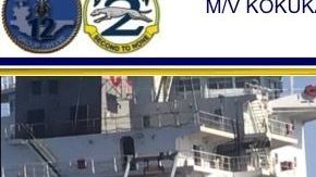 El daño de una explosión (i), y una probable mina (d) en el casco del buque M / V Kokuka Valiente. US Navy