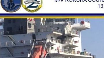 El daño de una explosión (i), y una probable mina (d) en el casco del buque M / V Kokuka Valiente. US Navy