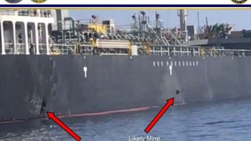 El daño de una explosión (i), y una probable mina (d) en el casco del buque M / V Kokuka Valiente.