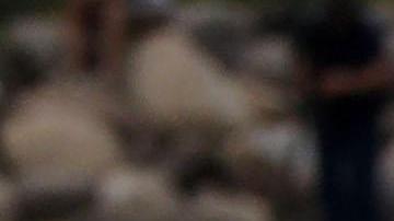 Migrantes hondureños cruzan a pie el río Suchiate, que separa a Guatemala de México.