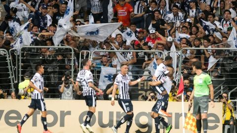 Jugadores de Rayados de Monterrey festejan el gol que les dio el título en la final de la Concachampions contra los Tigres.