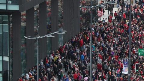 Fans de Liverpool inundaron las calles para recibir a los campeones de la UEFA Champions League.