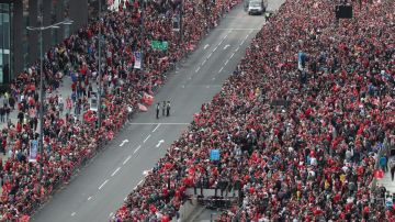 Fans de Liverpool inundaron las calles para recibir a los campeones de la UEFA Champions League.