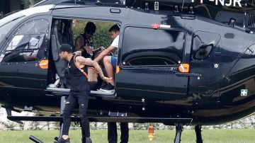 Neymar llegó en helicóptero al entrenamiento de Brasil en Teresópolis bajo la mirada atenta de la policía.