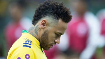 El jugador brasileño Neymar salió lesionado del partido de la Canarinha ante Catar.