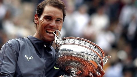 El español Rafael Nadal posa con la copa de los Mosqueteros en Roland Garros.