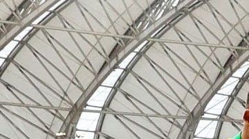 Gabriel Jesús de Brasil celebra tras anotar un gol ante la selección de Honduras en Porto Alegre.
