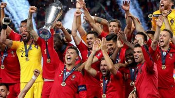 Jugadores de Portugal celebran la consecución de la Liga de Naciiones de la UEFA.