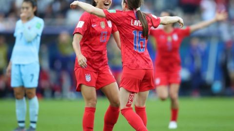 Alex Morgan colaboró con cinco anotaciones en la goleada 13-0 de Estados Unidos sobre Tailandia