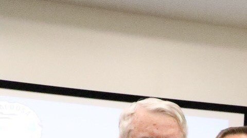 Ron DeSantis muestra la ley SB 168 que prohíbe las "ciudades santuario".