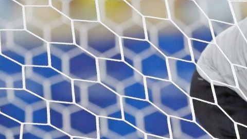 Rodrigo Rojas de Paraguay recibe atención médica tras lesionarse en el partido Paraguay-Catar de la Copa América.