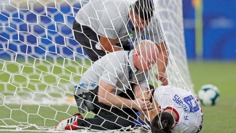 Rodrigo Rojas de Paraguay recibe atención médica tras lesionarse en el partido Paraguay-Catar de la Copa América.