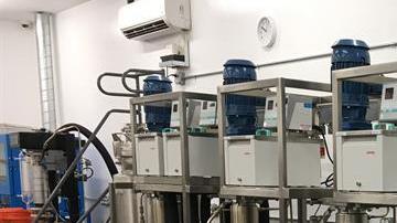 Tanques con equipo sofisticado para extraer aceite de cannabis, encontrados en un laboratorio clandestino ubicado en una bodega en Lemon Grove, cerca de San Diego, California.