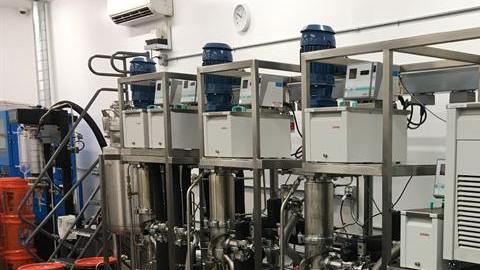 Tanques con equipo sofisticado para extraer aceite de cannabis, encontrados en un laboratorio clandestino ubicado en una bodega en Lemon Grove, cerca de San Diego, California.
