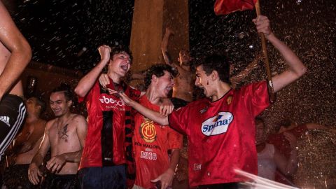 Miles de aficionados del Real Mallorca celebran en  Palma de Mallorca el ascenso a Primera de su equipo.