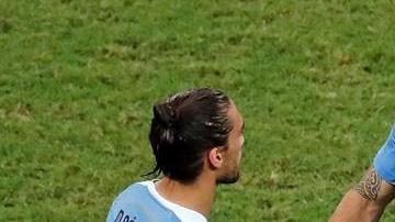 Luis Suárez es consolado por sus compañeros, tras quedar eliminados de la Copa América