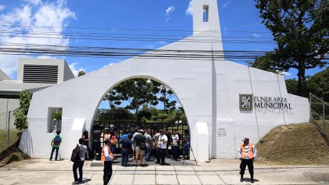 La funeraria municipal que acogió los cuerpos de Óscar Martínez y su hija en San Salvador.
