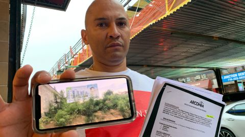 El policía retirado del NYPD José Miguel Santiago, es uno de los dominicanos que asegura haber sido estafado por Arconis Constructora