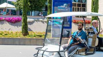 No necesita estar conectado al vehículo porque el robot cuenta con su propios sensores