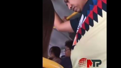 El hombre se tocaba y rozaba constantemente a la chica de al lado con su pene.