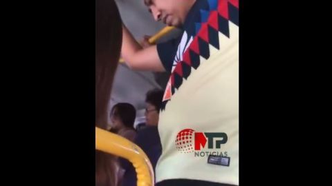 El hombre se tocaba y rozaba constantemente a la chica de al lado con su pene.