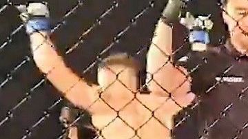 El búlgaro David Mihajlov se alza victorioso tras noquear al gigante surcoreano Choi Hong-Man en pelea de la AFC.