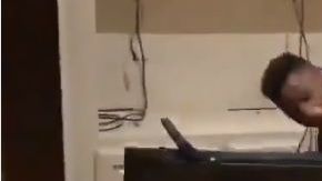 Un aficionado enloqueció y destruyó la pantalla tras la derrota del Golden State